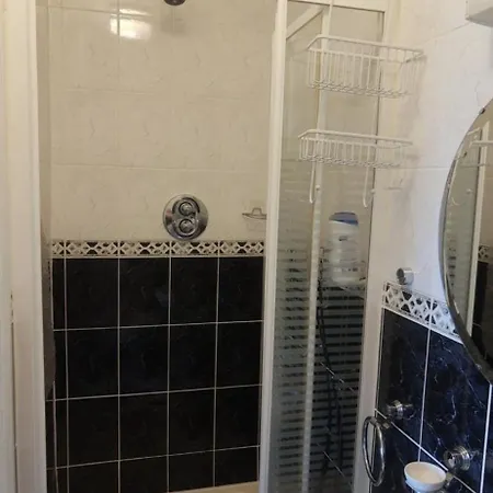 Dorm 5-6 People Shared Bathroom Outside * 더블린
