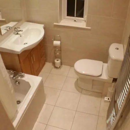 Dorm 5-6 People Shared Bathroom Outside 더블린