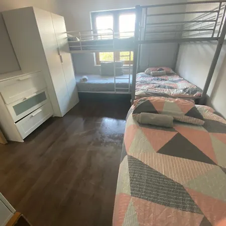 Dorm 5-6 People Shared Bathroom Outside Privatunterkunft