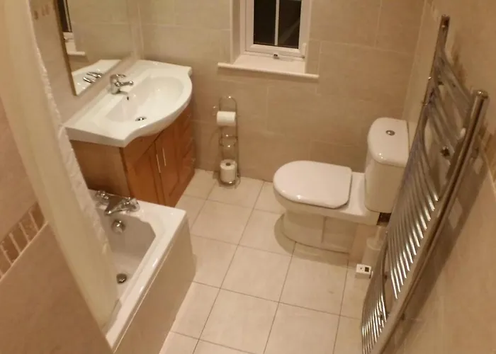 Dorm 5-6 People Shared Bathroom Outside Dublin
