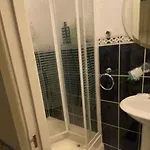 Dorm 5-6 People Shared Bathroom Outside Habitación en casa particular