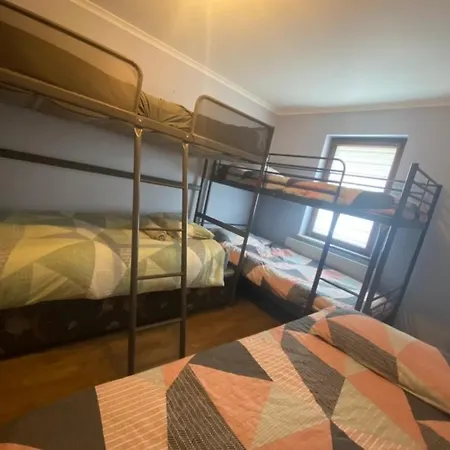 Dorm 5-6 People Shared Bathroom Outside דבלין