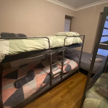 Dorm 5-6 People Shared Bathroom Outside בית אירוח