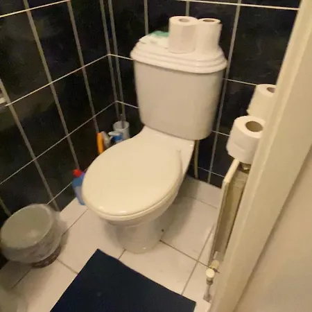 Dorm 5-6 People Shared Bathroom Outside Δωμάτια σε οικογενειακή κατοικία