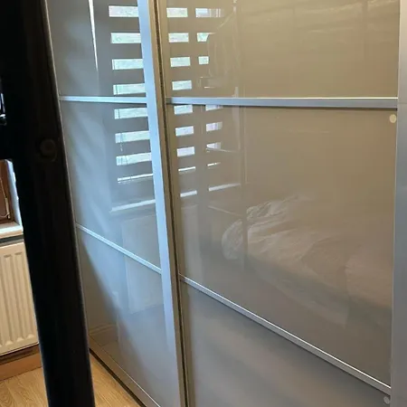 Dorm 5-6 People Shared Bathroom Outside דבלין