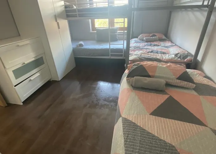 Dorm 5-6 People Shared Bathroom Outside בית אירוח