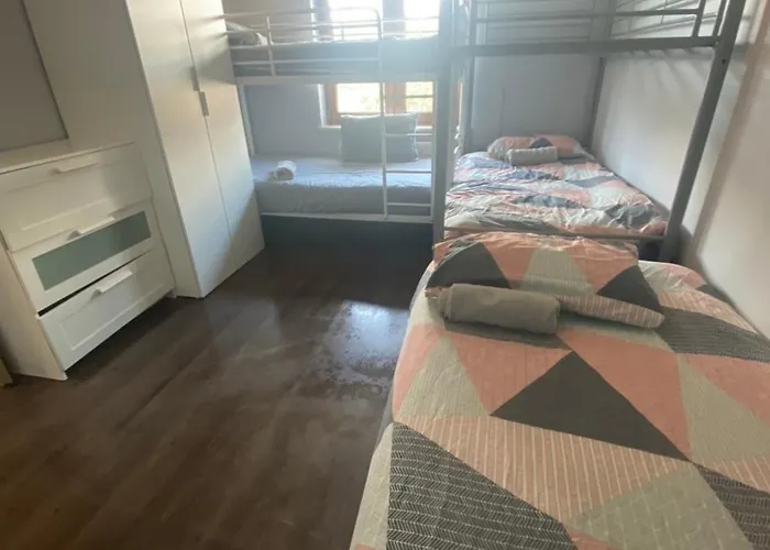 Dorm 5-6 People Shared Bathroom Outside בית אירוח *