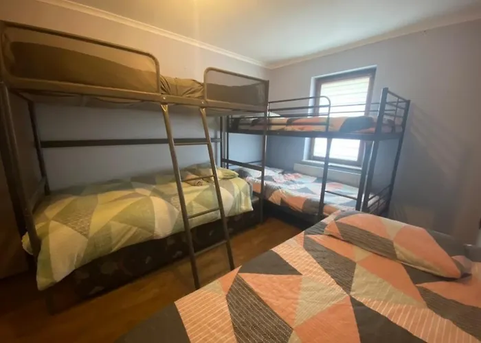 Dorm 5-6 People Shared Bathroom Outside *