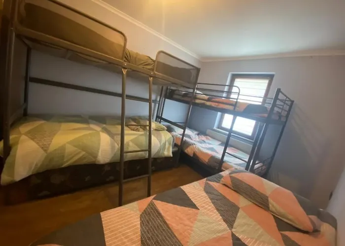 Dorm 5-6 People Shared Bathroom Outside דבלין