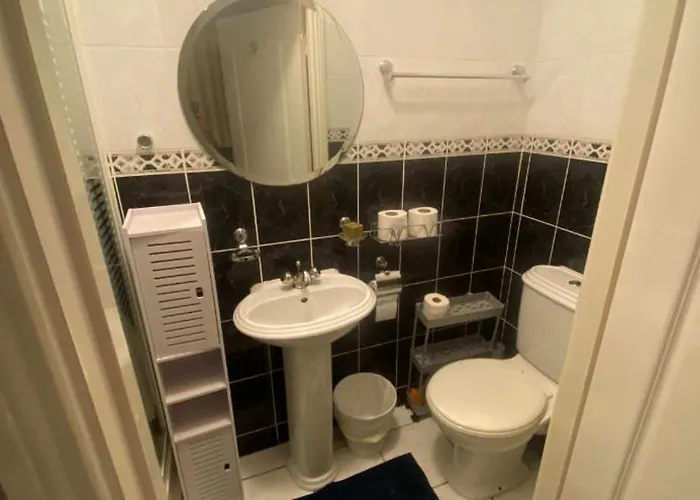 Dorm 5-6 People Shared Bathroom Outside * דבלין