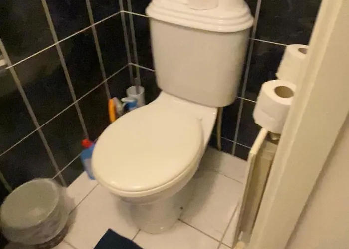 Dorm 5-6 People Shared Bathroom Outside בית אירוח