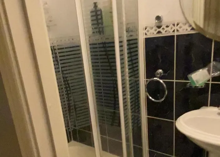 Dorm 5-6 People Shared Bathroom Outside בית אירוח