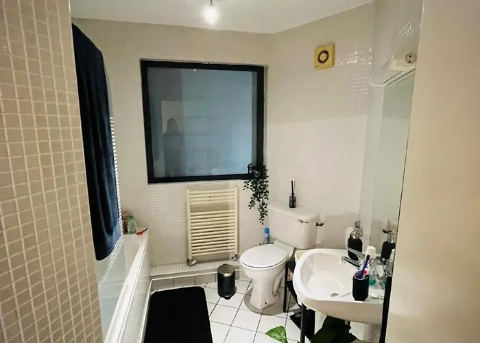 Dorm 5-6 People Shared Bathroom Outside *