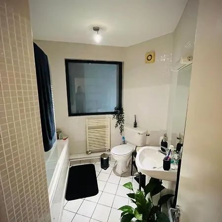 Dorm 5-6 People Shared Bathroom Outside *